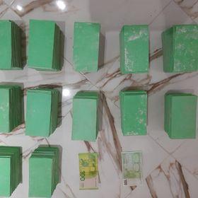 Billets de banque noirs et billets de banque verts